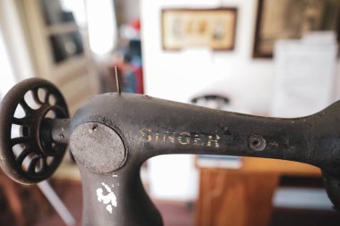 Marghia, Romanya - 5 Mayıs 2021: Eski bir Singer dikiş makinesiyle sığ alan derinliği (seçici odak) ayrıntıları.