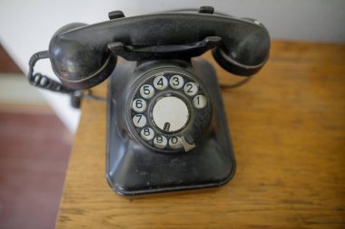 Romanya 'nın komünist döneminden kalma eski ve tozlu bir çevirmeli telefonla sığ alan derinliği (seçici odak) detayları.