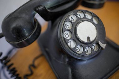 Romanya 'nın komünist döneminden kalma eski ve tozlu bir çevirmeli telefonla sığ alan derinliği (seçici odak) detayları.