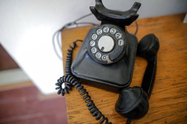 Romanya 'nın komünist döneminden kalma eski ve tozlu bir çevirmeli telefonla sığ alan derinliği (seçici odak) detayları.