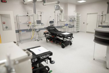 Bükreş, Romanya - 27 Mayıs 2021: Yeni inşa edilen bir hastanenin (Acil Servis, Acil Servis) detayları.