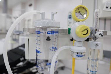 Bükreş, Romanya - 27 Mayıs 2021: Yeni inşa edilen bir hastanenin (Acil Servis, Acil Servis) tıbbi ekipmanlarıyla sığ alan derinliği (seçici odak) ayrıntıları.