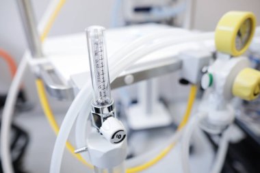 Bükreş, Romanya - 27 Mayıs 2021: Yeni inşa edilen bir hastanenin (Acil Servis, Acil Servis) tıbbi ekipmanlarıyla sığ alan derinliği (seçici odak) ayrıntıları.