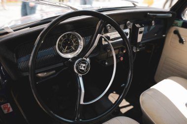 Bükreş, Romanya - 5 Haziran 2021: Volkswagen klasik Beetle Wolfsburg versiyonunun direksiyon ve içiyle ilgili sığ alan derinliği (seçici odak) ayrıntıları.