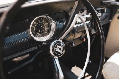 Bükreş, Romanya - 5 Haziran 2021: Volkswagen klasik Beetle Wolfsburg versiyonunun direksiyon ve içiyle ilgili sığ alan derinliği (seçici odak) ayrıntıları.