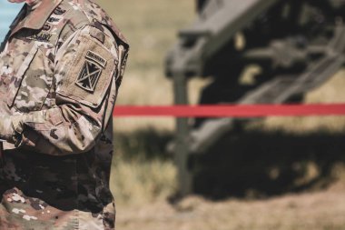 Capu Midia, Romanya - 9 Haziran 2021: Bir subayın omuz kolunda ABD Ordusu Kolcu etiketi ile ilgili ayrıntılar.