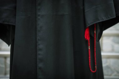 Yüksek rütbeli bir Romen rahibinin (başpiskoposluk) dua ipi ve cübbesi ile ilgili ayrıntılar).