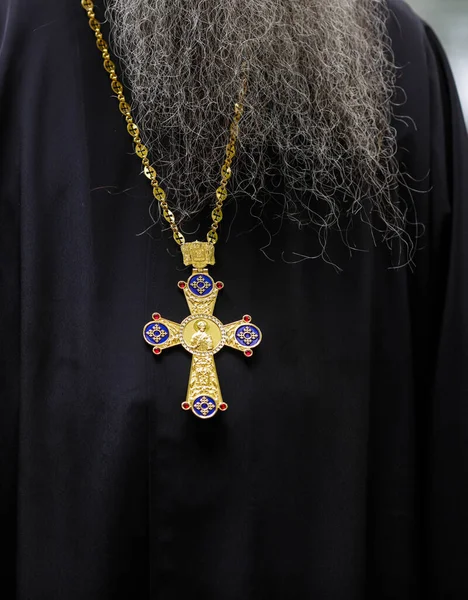 ブカレスト ルーマニア 2021年6月14日 高位ルーマニアの司祭の礼服と黄金の十字架の詳細 Archimandrite — ストック写真