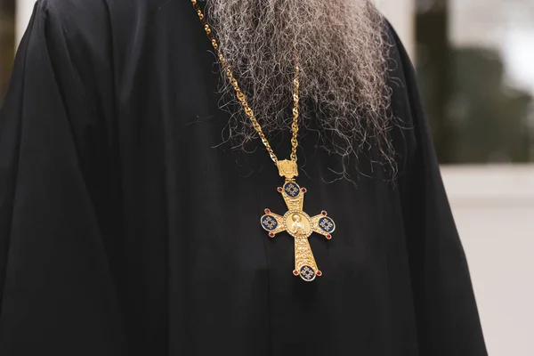 ブカレスト ルーマニア 2021年6月14日 高位ルーマニアの司祭の礼服と黄金の十字架の詳細 Archimandrite — ストック写真