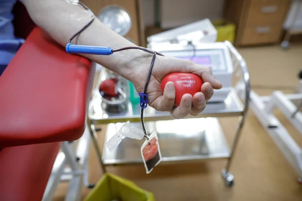 헌혈하는 사람의 사용하여 선택적 부점들 — 스톡 사진