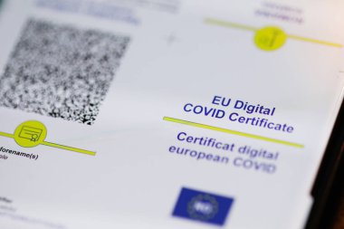 Bükreş, Romanya - 1 Temmuz 2021: Mobil cihazın görüntülenmesinde Avrupa Dijital COVID sertifikasıyla sığ alan derinliği (seçici odak) ayrıntıları.