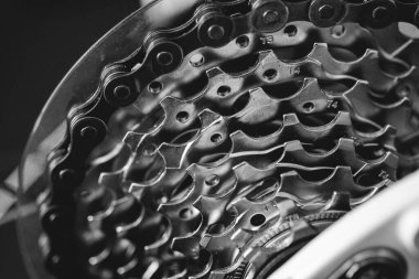 Bisiklet pinion vites kutusu ve zincir kutusunun yüzeysel derinliği (seçici odak) ayrıntıları.