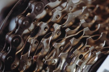 Bisiklet pinion vites kutusu ve zincir kutusunun yüzeysel derinliği (seçici odak) ayrıntıları.