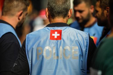 Bükreş, Romanya - 28 Haziran 2021: Bükreş sokaklarındaki bir futbol maçı sırasında İsviçreli polis memuru.
