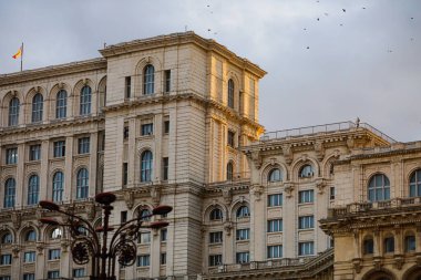 Bükreş, Romanya - 2 Eylül 2021: Bükreş 'teki Parlamento Sarayı gün batımında.