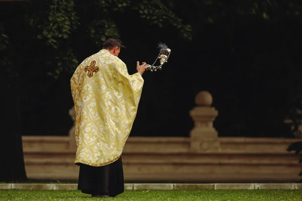 ブカレスト ルーマニア 2021年9月13日 屋外宗教儀式中のルーマニア正教会の司祭 — ストック写真