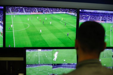 Bükreş, Romanya - 15 Eylül 2021: Bir hakem video hakem yardımcısı (VAR) sisteminin nasıl çalıştığını basına gösteriyor.