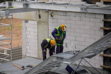 Bükreş, Romanya - 23 Eylül 2021: Bükreş 'te inşaat işçileri.