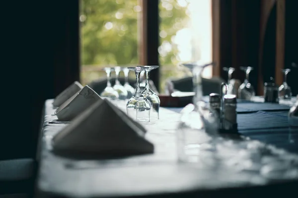 Ondiepe Scherptediepte Selectieve Focus Beeld Met Een Restaurant Tafel Klaar — Stockfoto