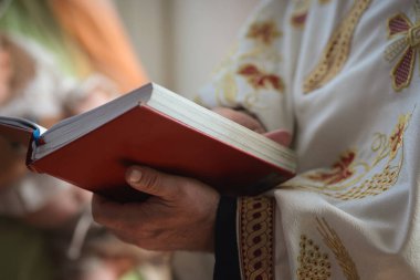 Vaftiz sırasında kilisede bir ortodoks rahiple sığ alan derinliği (seçici odak) ayrıntıları.