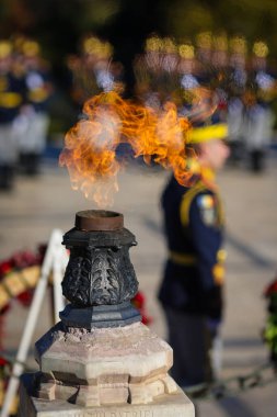 Meçhul Asker 'in Mezarı' ndaki askeri tören sırasında ordu kahramanlarının ebedi alevi..