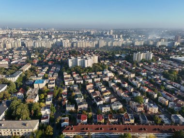 Bükreş, Romanya - 24 Eylül 2025: Sisli bir sabahta Bükreş 'in hava manzarası.