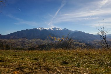 Romanya 'daki Karpatlar' ın sonbahar manzarası.