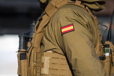 NATO Çok Uluslu Tatbikatı sırasında İspanyol askeri savaş teçhizatında.