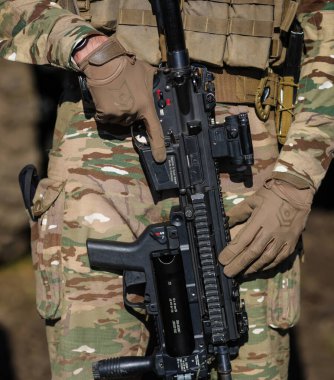 Cincu, Romanya - 13 Kasım 2025: Dacian Fall 2025 Çok Uluslu Tatbikat sırasında savaş teçhizatı giymiş Fransız askeri.