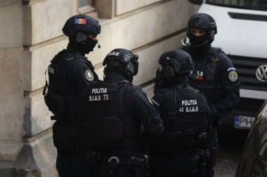 Bükreş, Romanya - 21 Kasım 2025: Romanya Polis Özel Kuvvetleri (SIAS) subayları görev sırasında.