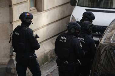 Bükreş, Romanya - 21 Kasım 2025: Romanya Polis Özel Kuvvetleri (SIAS) subayları görev sırasında.