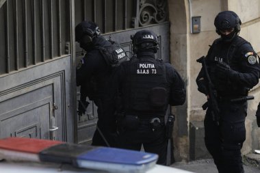 Bükreş, Romanya - 21 Kasım 2025: Romanya Polis Özel Kuvvetleri (SIAS) subayları görev sırasında.