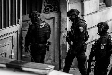 Bükreş, Romanya - 21 Kasım 2025: Romanya Polis Özel Kuvvetleri (SIAS) subayları görev sırasında.