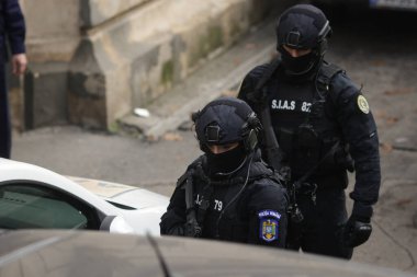 Bükreş, Romanya - 21 Kasım 2025: Romanya Polis Özel Kuvvetleri (SIAS) subayları görev sırasında.