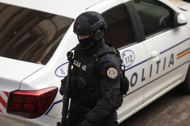 Bükreş, Romanya - 21 Kasım 2025: Romanya Polis Özel Kuvvetleri (SIAS) subayları görev sırasında.