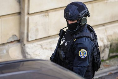 Bükreş, Romanya - 21 Kasım 2025: Romanya Polis Özel Kuvvetleri (SIAS) subayları görev sırasında.