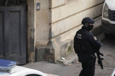 Bükreş, Romanya - 21 Kasım 2025: Romanya Polis Özel Kuvvetleri (SIAS) subayları görev sırasında.