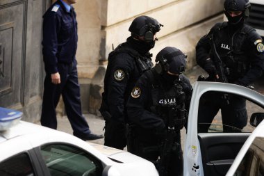 Bükreş, Romanya - 21 Kasım 2025: Romanya Polis Özel Kuvvetleri (SIAS) subayları görev sırasında.