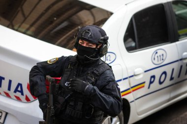 Bükreş, Romanya - 21 Kasım 2025: Romanya Polis Özel Kuvvetleri (SIAS) subayları görev sırasında.