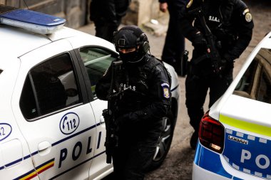 Bükreş, Romanya - 21 Kasım 2025: Romanya Polis Özel Kuvvetleri (SIAS) subayları görev sırasında.