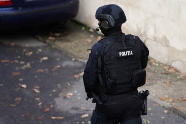 Bükreş, Romanya - 21 Kasım 2025: Romanya Polis Özel Kuvvetleri (SIAS) subayları görev sırasında.