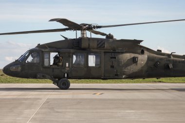 Mihail Kogalniceanu, Romanya - 25 Kasım 2025: ABD ordusu Sikorsky UH-60 Kara Şahin askeri helikopteri.