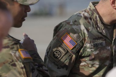 Mihail Kogalniceanu, Romanya - 25 Kasım 2025: ABD ordusu üst düzey subayların üniformalarını yamaladı.