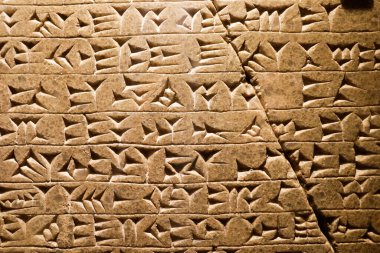 Roma, İtalya - 11 Ocak 2024: Vatikan Müzesi 'ndeki Ashurnasipal II Yıllıkları' ndan bir pasajla birlikte.