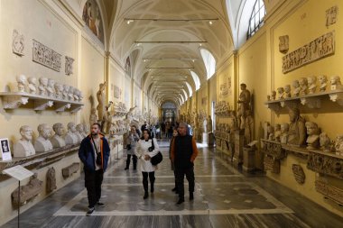 Roma, İtalya - 11 Ocak 2024: Vatikan Müzesi içindeki heykel ve heykeller.