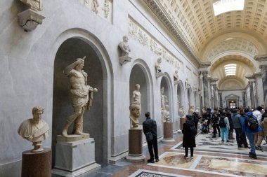 Roma, İtalya - 11 Ocak 2024: Vatikan Müzesi içindeki heykel ve heykeller.