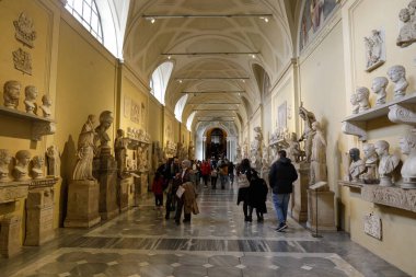 Roma, İtalya - 11 Ocak 2024: Vatikan Müzesi içindeki heykel ve heykeller.