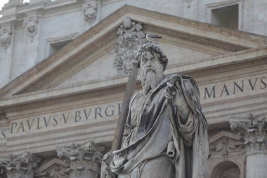 Roma, İtalya - 11 Ocak 2024: Vatikan 'daki Aziz Peter Bazilikasının önündeki heykel.