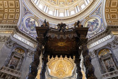 Roma, İtalya - 11 Ocak 2024: Vatikan 'daki Aziz Peter Bazilikası' nın içinden ayrıntılar.