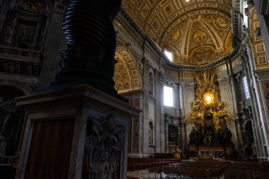 Roma, İtalya - 11 Ocak 2024: Vatikan 'daki Aziz Peter Bazilikası' nın içinden ayrıntılar.